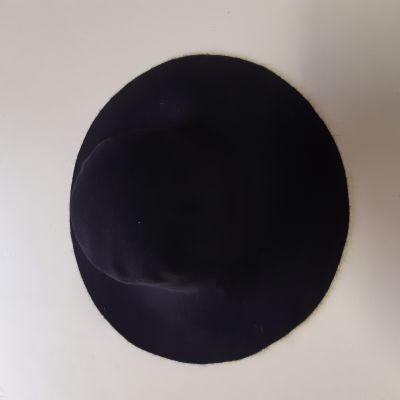 Suede zwarte capeline