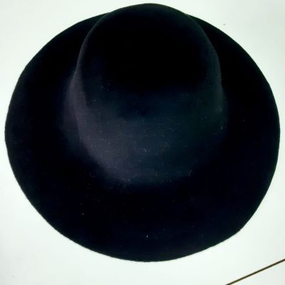 Velour black capeline